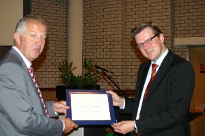 For his presentation on trends in cybercrime, Eelco Stofbergen (r), senior adviser at GOVCERT.NL, receives a token of thanks from Adm. Voogt in August.